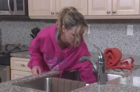 Воспользовался случаем пока рука милфы застряла в раковине Воспользовался случаем пока рука милфы застряла в раковине