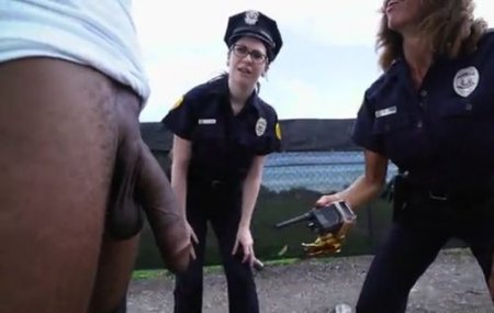 Девушки полицейские устроили парню секс проверку на алкоголь