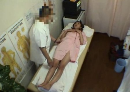 Массажист лапает азиатку и лезет девушке в трусы на массаже Массажист лапает азиатку и лезет девушке в трусы на массаже