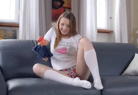Белорусская порно актриса развлекается с секс куклой петрушкой
