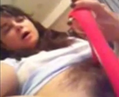 Небритая пизда Наташи Королёвой засветилась на украденном видео