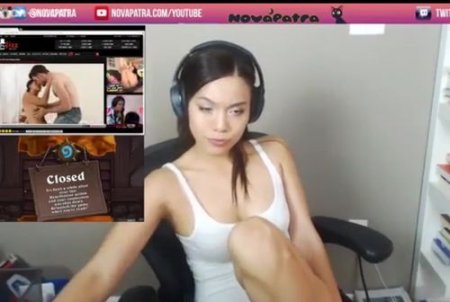 Cтримерша забыла выключить ip-камеру и мастурбирует смотря порно