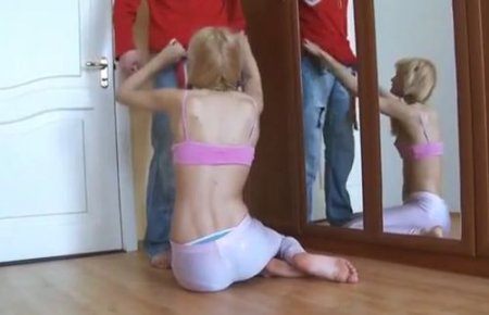 Сводная сестра-проказница дразнит брата минетом но не дает