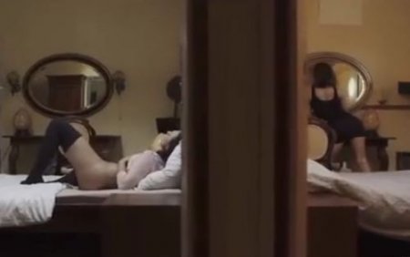 Похотливые соседки за стеной объединились и трахнули одного парня Похотливые соседки за стеной объединились и трахнули одного парня