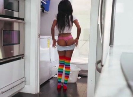 Запал на черную попку соседки-негритянки и захотел трахнуть