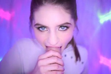 Фелляция от способной минетчицы с большими голубыми глазами