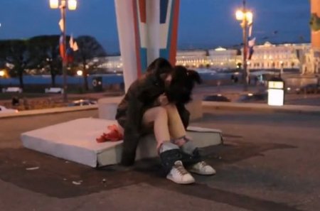 Бесстыжая девка разделась на спор догола посреди улицы Питера