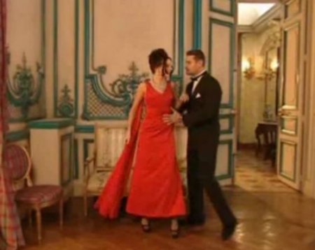 Уединился со светской львицей в красном платье и развёл на анал