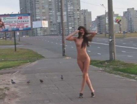 Голое дефиле длинноногой обнаженной девушки на улице в городе