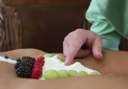 Голая девушка угостила парня сексом со взбитыми сливками на десерт