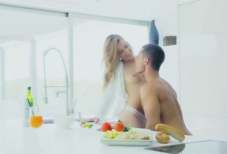 Завтрак с любимым парнем дополнил секс на ослепительно белой кухне