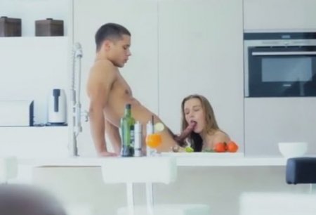 Завтрак с любимым парнем дополнил секс на ослепительно белой кухне