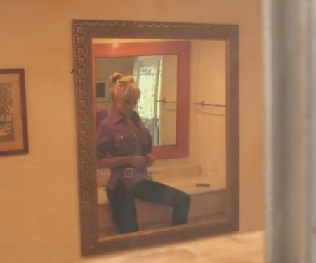 Парень попался за подглядыванием на сиськи голой соседской зрелки