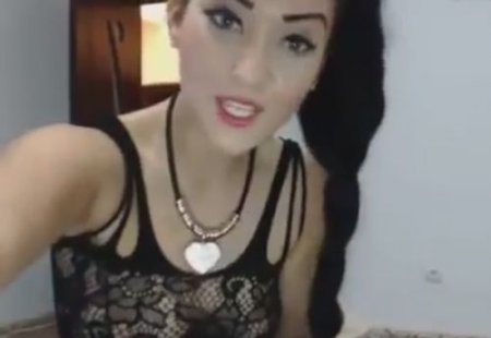 Зажигательный домашний танец жопастой стримерши на веб-камеру