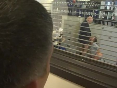 Работник заглянул в архив и увидел порно сотрудницы с боссом