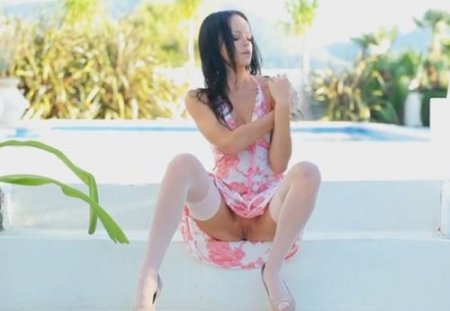 Миниатюрная хрупкая милашка вызывает у себя оргазм в белых чулках