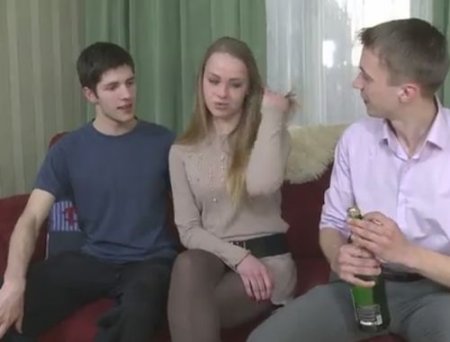 Парни привели домой молодую симпатичную девушку и трахнули вдвоём