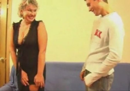 Мама приехала в общагу к сыну и уединилась с ним в его комнате