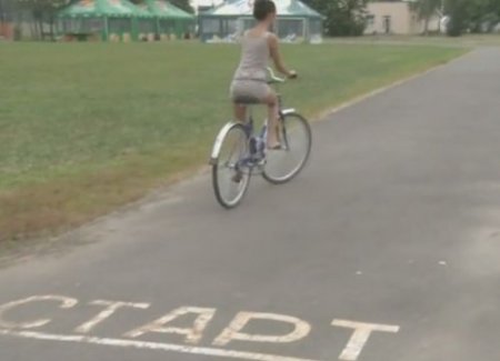Старт эротической карьеры молодой и голой красотки велосипедистки Старт эротической карьеры молодой и голой красотки велосипедистки