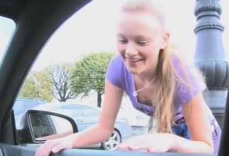 Милую девушку на роликах ждал дома анальчик с подругой и её парнем