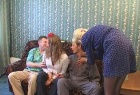 Семейная домашка: ебля вчетвером на любительскую камеру без звука