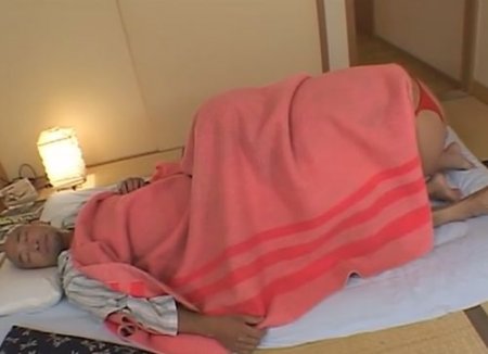 Дочь японка ночью залезла под одеяло папы и переспала с отцом