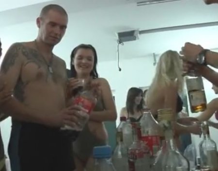 Реальная свинг вечеринка молодёжи в сауне с настоящей еблей