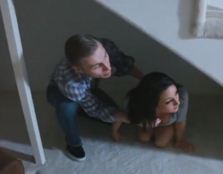 Сын прячась от мамы тайком привел подругу на жесткий трах дома