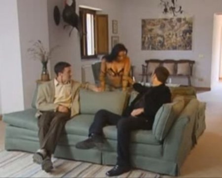 Мужики ебут одновременно в две дырки обалденно красивую брюнетку