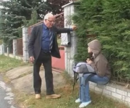 Старик приютил у себя и трахнул бездомную промокшую девушку