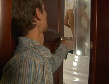 Подглядел за голой красивой мамой в душе, не удержался и трахнул