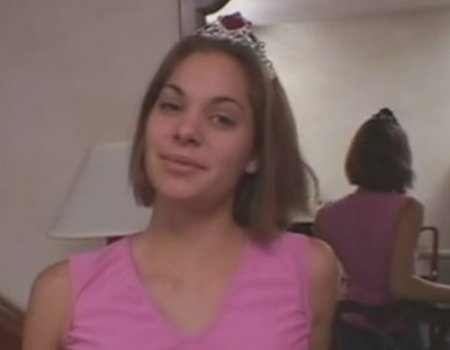 Красивая американская шлюха ебётся в короне принцессы на голове Красивая американская шлюха ебётся в короне принцессы на голове