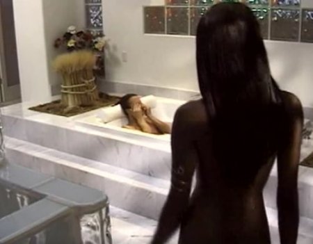 Черная голая негритянка пришла на секс с белым парнем в ванной