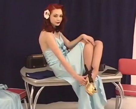 Эротический стрип девушки в ретро-образе элегантной молодой дамы