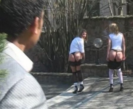 Дерзкие студентки дразнят жопой соседа и насилуют у него дома