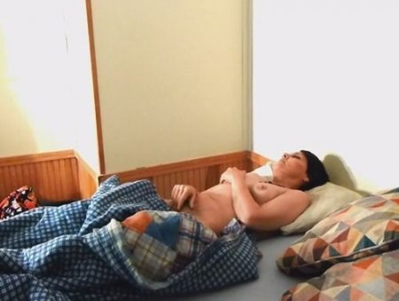 Клиторальный женский оргазм от вибратора на скрытую камеру в спальне Клиторальный женский оргазм от вибратора на скрытую камеру в спальне