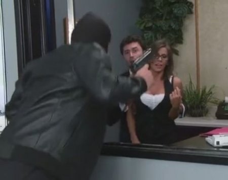 Трахнул сотрудницу в маске грабителя банка и попал под арест