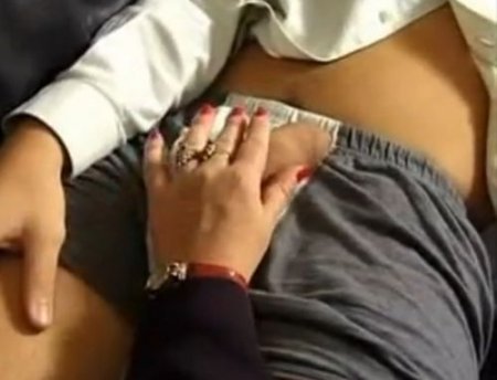 Тетя увидела член из трусов племянника и пиздец как возбудилась