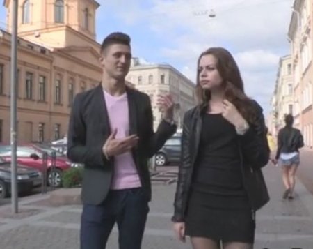 На первом же свидании привела к себе парня и дала кончить в пизду