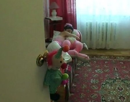 В комнате спящей девушки произошло реальное домашнее секс событие