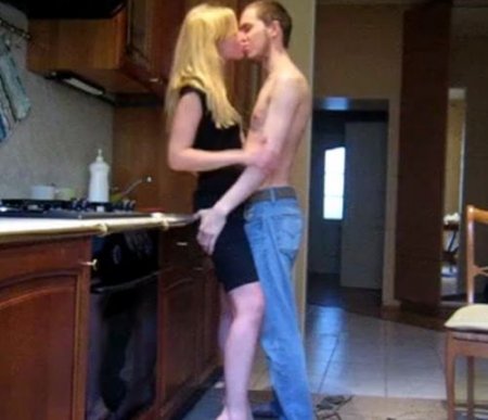 Молодая пара русских перед ужином развлекается сексом на кухне Молодая пара русских перед ужином развлекается сексом на кухне