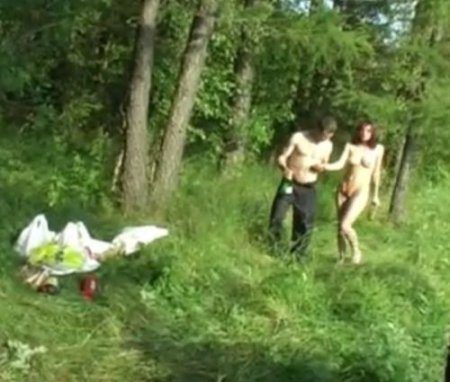 Русский секс на лесной полянке где друг выебал пьяную подругу в жопу