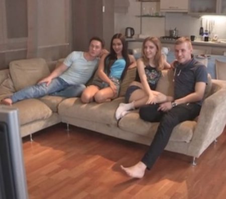 Друзья собрались дома для совместного просмотра порно и потрахались