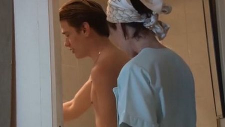 После душа позабавился с хлюпающей пиздой стройной французской мамки После душа позабавился с хлюпающей пиздой стройной французской мамки