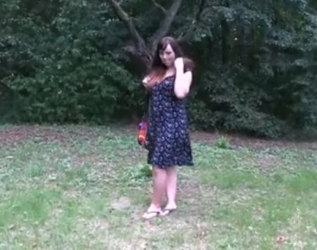 Упитанная девушка с красивой сочной грудью в парке дала пикаперу