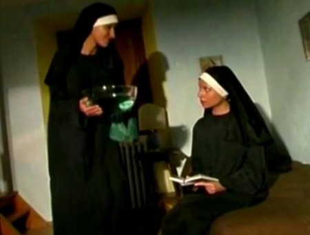 Монахиня провела обряд лесби-причастия к сочной пизде монашки