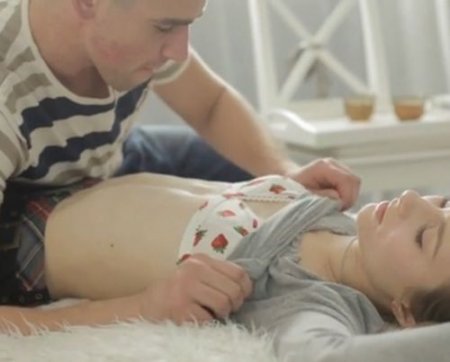 Для парня самый лучший чай - нежный секс с девушкой в мини юбке