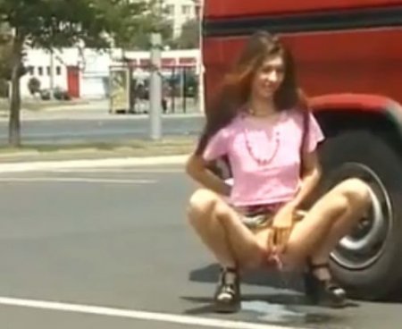 Нагло писающие на улице молодые девушки - уличная писсинг подборка