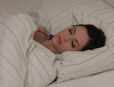 Получила оргазм от секса с подушкой и в мокрых трусиках легла спать