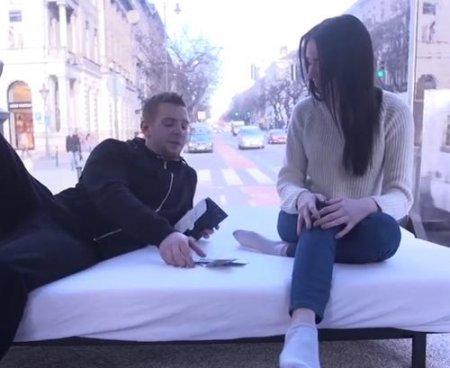 Русская студентка в Европе продалась за деньги в стеклянном фургоне